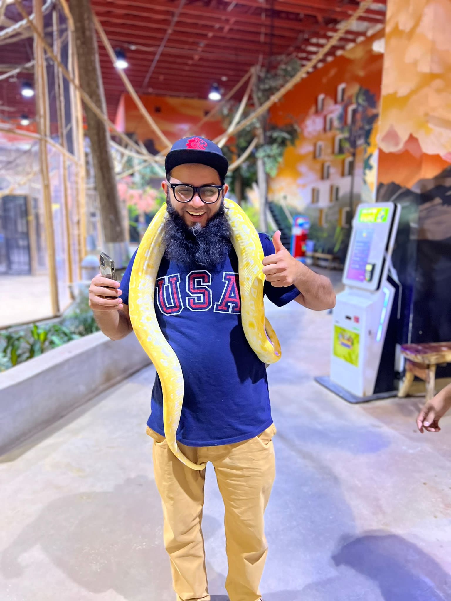 Abdul providing expert cellphone repair near Beltway 8 Houston